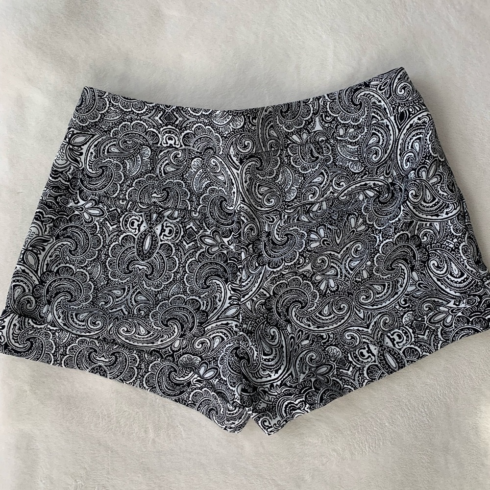 Express Mid Rise Paisley Shorts Size 4 - Picture 3 of 6